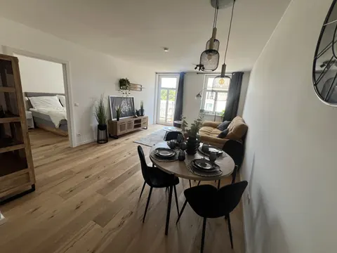 Ausgestattete Musterwohnung: Wohnen und Essen