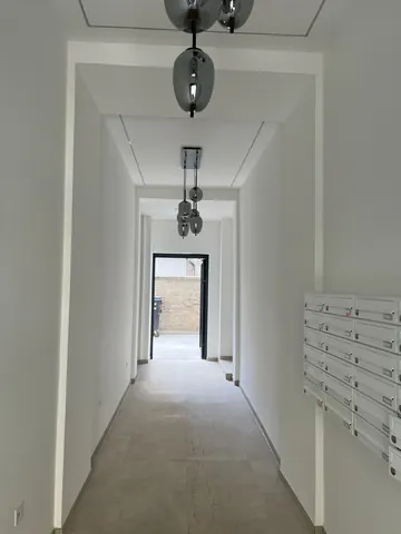 Hauseingang mit Postkästen