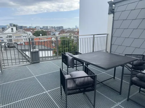 Dachterrasse einer Dachgeschoßwohnung mit Blick über Wien